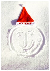 Postkarte Weihnachtsmütze im Schnee