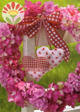 Postkarte Blumenkranz mit Stoffherzen